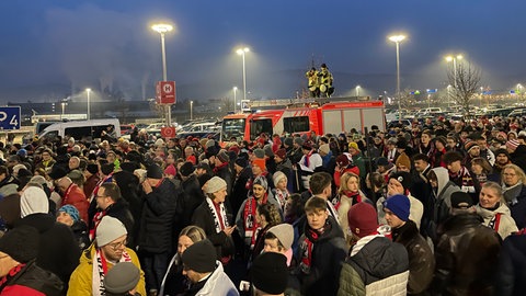 Tausende SC-Fans drängen sich vor den Einlasstoren des Europa-Park-Stadions