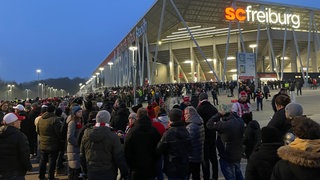Tausende SC-Fans drängen sich vor den Einlasstoren des Europa-Park-Stadions