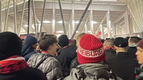 Tausende SC-Fans drängen sich vor den Einlasstoren des Europa-Park-Stadions