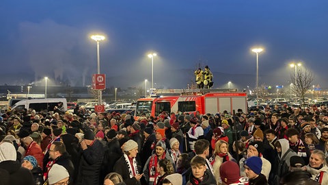 SC Freiburg-Fußballfans warten auf den Einlass ins Europa-Park Stadion.