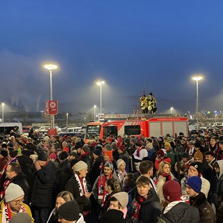 SC Freiburg-Fußballfans warten auf den Einlass ins Europa-Park Stadion.