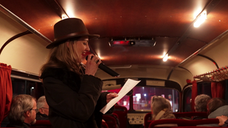 Im Oldtimerbus ging es bei der mobilen Lesenacht über die Grenze. Im Bus lasen Schauspielerinnen und Schauspieler den Fahrgästen vor.