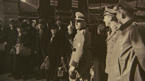 Foto-Ausstellung im Droste-Hülshoff Gymnasium in Freiburg. Besucherinnen und Besucher betrachten die Bilder.