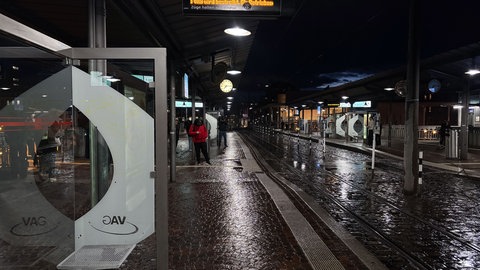 Ein paar Pendlerinnen und Pendler informieren sich am Freiburger Hauptbahnhof nach dem ÖPNV. Aufgrund von Warnstreiks fahren keine Stadtbahnen und nur vereinzelte Busse.