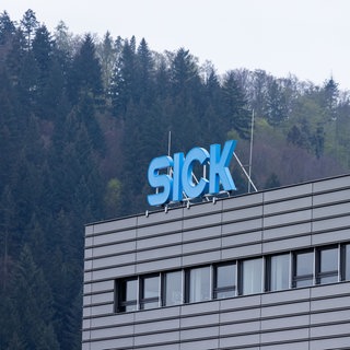 Das Logo der Firma Sick auf einem Gebäude