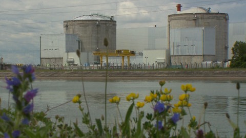 Das Atomkraftwerk Fessenheim am Rhein