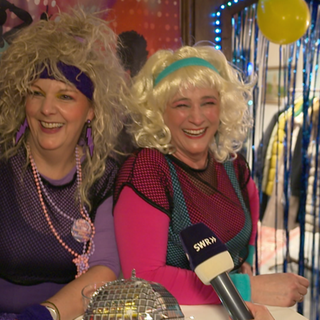 Seit einigen Jahren gibt es in Neuenburg am Rhein eine reine Frauenfasnacht. Im Publikum sind nur Frauen zugelassen. Das Motto dieses Jahr: 80er Jahre.