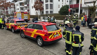 Ein 75-jähriger Mann ist am Vormittag bei einem Brand in der Tiefgarage eines Mehrfamilienhauses in Offenburg ums Leben gekommen.