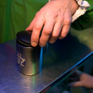 Ein Alubecher mit einem schwarzen Plastikdeckel zum Schutz vor K.-o.-Tropfen.