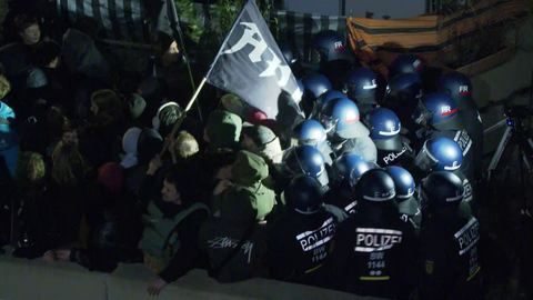 Protestierende gegen eine AfD-Wahlkampfveranstaltung in Freiburg werden von der Polizei zurückgedrängt