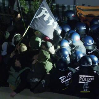 Protestierende gegen eine AfD-Wahlkampfveranstaltung in Freiburg werden von der Polizei zurückgedrängt