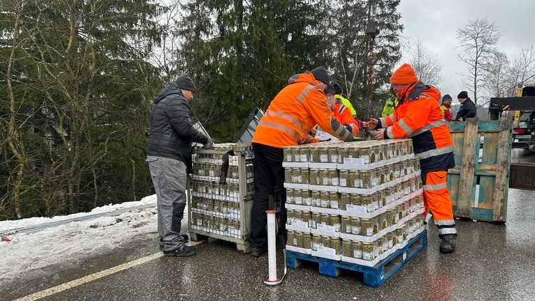 Nachdem ein Lastwagen auf der B31 bei Titisee-Neustadt verunfallt ist, wurden die geladenen Oliven aus dem Lastwagen geborgen. 
