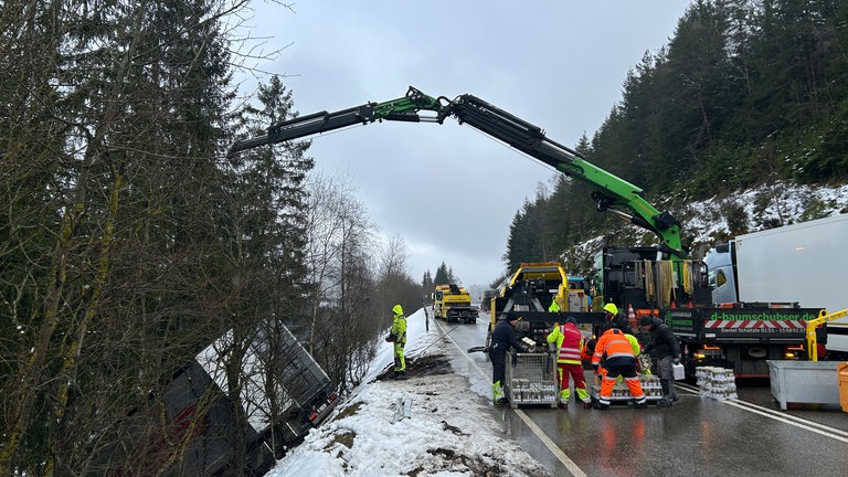 Einsatzkräfte bergen die Ladung des verunfallten Lastwagens auf der B31. 24 Tonnen Oliven hatte der Lastwagen geladen.