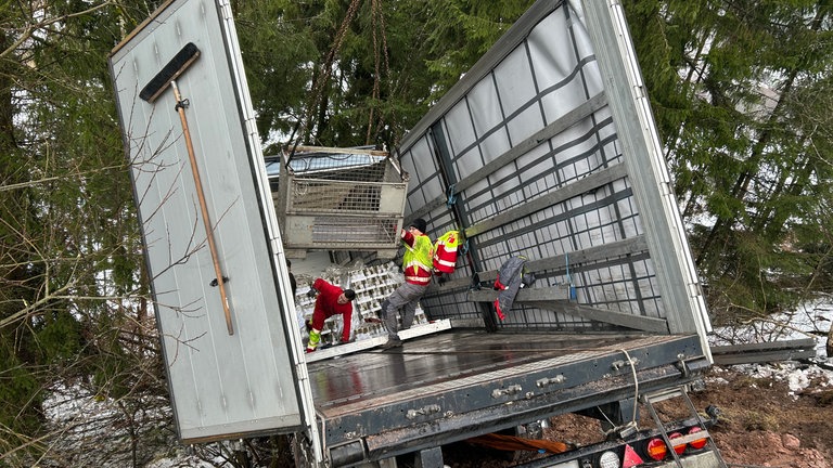 Die Bergungsarbeiten der Ladung des Lastwagens sind in vollem Gange. Um 04:30 Uhr ist ein Lastwagen auf der B31 bei Titisee-Neustadt einen Steilhang runtergerutscht. 