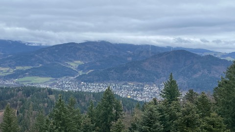 Am Südhang des Roßkopfes, in Richtung Dreisamtal, sollen drei weitere Windräder entstehen.