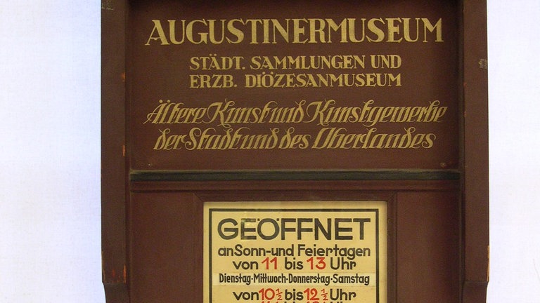 Eine Anschlagtafel zum Augustinermuseum