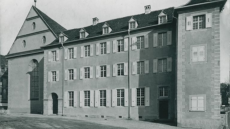 Ein Gebäude von außen in schwarz-weiß