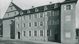 Ein Gebäude von außen in schwarz-weiß