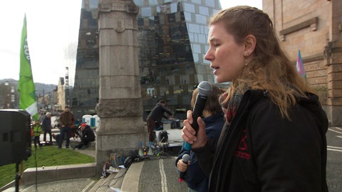 Klimaaktivistin Greta Waltenberg spricht auf einer Demo vor dem Freiburger Stadttheater