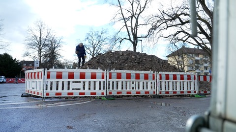 Wissenschaftler Nikolaus Geiler untersucht einen Haufen Straßenbruch auf der Baustelle der Badenova in Freiburg. Giftiger Teer ist hier nachweisbar.