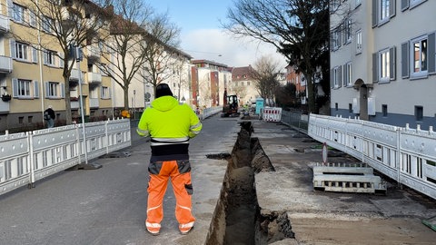 Die Baustelle der Badenova in Freiburg, auf der giftiger Teer nachgewiesen wurde. 