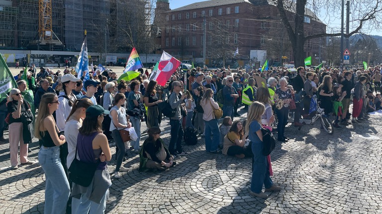 Teilhnehmende der Demonstration von Fridays for Future in Freiburg. Die Demonstrierenden stehen vor dem Stadttheater.