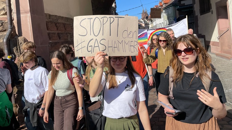 Teilnehmende der Demonstration von Fridays for Future in Freiburg. Auf dem Schild einer Aktivistin steht Stoppt den Gashammer.