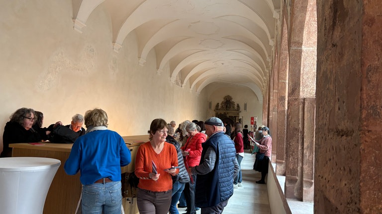 Viele Menschen wollen sich am Eröffnungswochenende das neu sanierte Augustinermuseum anschauen. Im Kreuzgang schließen sie ihre Garderobe ein.  