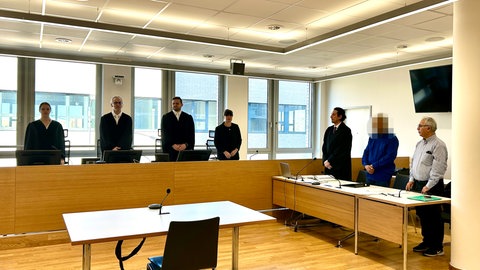 Ein 47-jähriger Angeklagter in einem Saal am Landgericht Freiburg. Ihm wird im Fall eines mutmaßlichen Femizids Totschlag vorgeworfen.