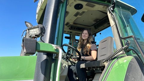 Lisa Dinger sitzt in einem Traktor