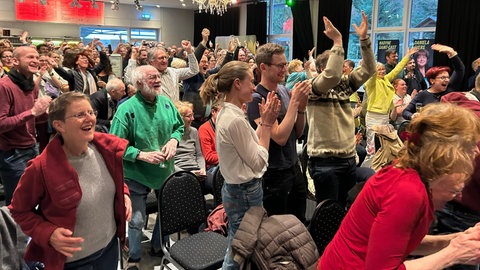 Jubel bei den Grünen in Freiburg. Nach ersten Hochrechnungen liegen sie bei der Landtagswahl BW 2026 vorne.