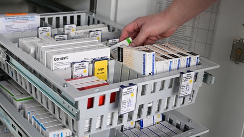 OP-Kittel übergestreift und Medikamente geklaut - Polizei sucht dreisten Dieb (Symbolbild) - eine Schublade in einem Krankenhausschrank mit Medikamenten 