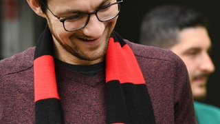 Martin Horn schaut auf sein Handy (Symbolbild). Das Freiburger Regierungspräsidium sieht bei offiziellen Social Media Accounts des OB keinen Verstoß gegen Neutralitätspflicht