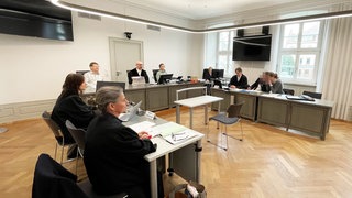 Verhandlungssaal im Amtsgericht Emmendingen. Ein ehemaliger Wanderschäfer sitzt auf der Anklagebank. 