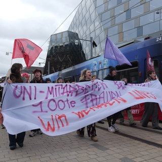 Freiburger Uni-Mitarbeiter hatte heimlich gefilmt: Junge Frauen demonstrieren an der Freiburger Uni gegen ein Gerichtsurteil
