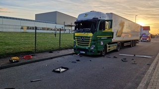 Das Fahrerhaus des Lkw wurde durch die Explosion stark beschädigt.