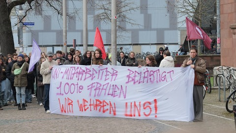 Rund 300 Menschen demonstrieren vor der Uni und dem Rektorat
