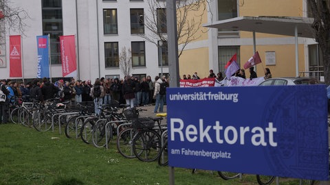 Rund 300 Menschen demonstrieren vor der Uni und dem Rektorat