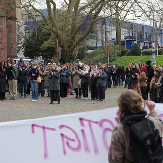 Rund 300 Menschen demonstrieren vor der Uni - inzwischen haben sich weitere von den heimlichen Videos betroffene Frauen bei der Polizei gemeldet