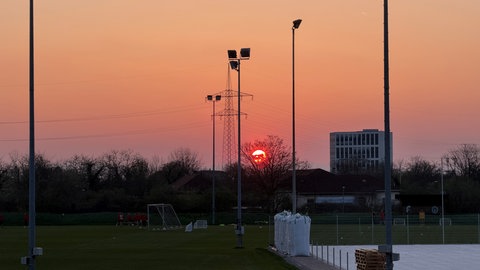 Sonnenuntergang hinter dem Gelände des SV Blau-Weiß Wiehre in Freiburg.