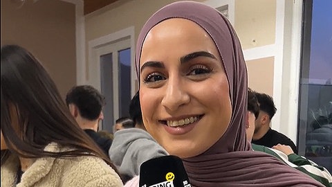 Zehra ist mit ihren Freundinnen zum öffentlichen Fastenbrechen gekommen. 