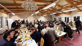 Rund 150 Menschen kommen im Fastenmonat Ramadan zu einem gemeinsamen Fastenbrechen zusammen. 