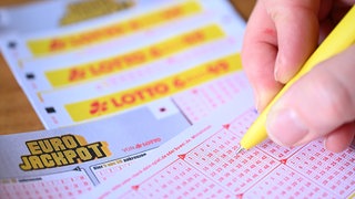 Das Glücksspiel Lotto. Im Schwarzwald läuft ein Lotto-Millionär herum, der noch nichts von seinem Glück weiß.