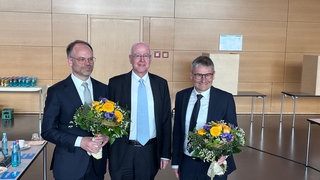Der Jurist Christoph Keckeisen (links) ist neue Landrat von Rottweil. Neben ihm steht der amtierender Landrat Wolf-Rüdiger Michel und Mitbewerber Frank Bonath (rechts).