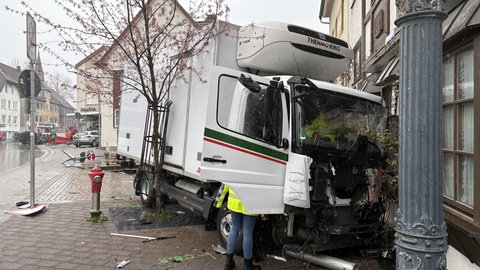 Der Lastwagen, der beim Unfall in Schramberg Mutter und Kind erfasst hat.