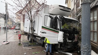 Der Lastwagen, der beim Unfall in Schramberg Mutter und Kind erfasst hat.