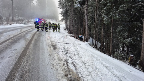Feuerwehrleute auf der schneebedeckten B500 bei Titisee-Neustadt