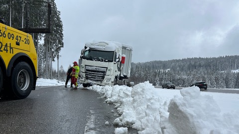 Ein Sattelschlepper ist an der B31 im Schnee stecken geblieben und wird abgeschleppt