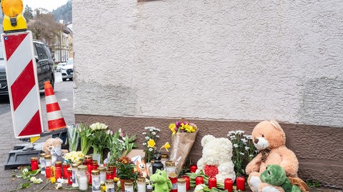 Blumen, Kerzen und Kuscheltiere liegen an der Unglückstelle des tödlichen Unfalls in Schramberg.