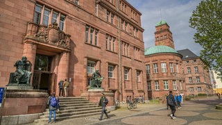 Homer und Aristoteles Statuen vor der Universität Freiburg. Die Uni erlässt iranischen Studierenden die Studiengebühren.